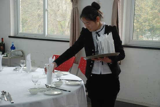 酒店管理專業中餐擺臺技能考試 細節雕琢完美服務